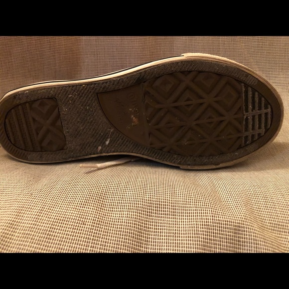 Red low top Converse - Picture 2 of 4